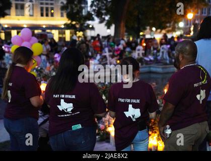 Uvalde, Stati Uniti. 29th maggio 2022. I lutto frequentano una veglia a lume di candela presso un memoriale di fiori alla Robb Elementary School di Uvalde, Texas, domenica 29 maggio 2022. Un giorno di riprese di massa prima lasciò 19 bambini e due adulti morti alla scuola elementare. Foto di Jon farina/UPI Credit: UPI/Alamy Live News Foto Stock