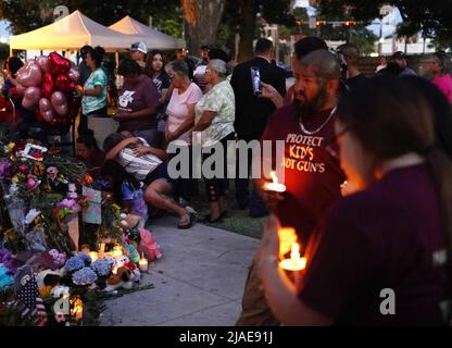 Uvalde, Stati Uniti. 29th maggio 2022. I lutto frequentano una veglia a lume di candela presso un memoriale di fiori alla Robb Elementary School di Uvalde, Texas, domenica 29 maggio 2022. Un giorno di riprese di massa prima lasciò 19 bambini e due adulti morti alla scuola elementare. Foto di Jon farina/UPI Credit: UPI/Alamy Live News Foto Stock