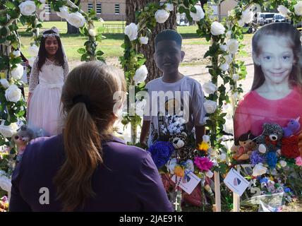 Uvalde, Stati Uniti. 30th maggio 2022. I lutto si riuniscono in un memoriale di fiori alla Robb Elementary School di Uvalde, Texas, domenica 29 maggio 2022. Un giorno di riprese di massa prima lasciò 19 bambini e due adulti morti alla scuola elementare. Foto di Jon farina/UPI Credit: UPI/Alamy Live News Foto Stock