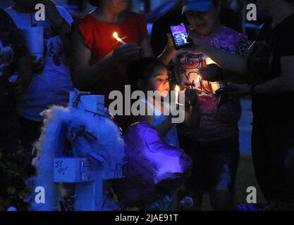 Uvalde, Stati Uniti. 29th maggio 2022. I lutto frequentano una veglia a lume di candela presso un memoriale di fiori alla Robb Elementary School di Uvalde, Texas, domenica 29 maggio 2022. Un giorno di riprese di massa prima lasciò 19 bambini e due adulti morti alla scuola elementare. Foto di Jon farina/UPI Credit: UPI/Alamy Live News Foto Stock