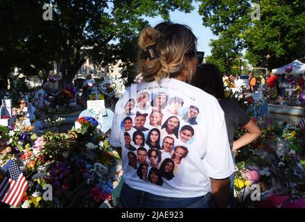 Uvalde, Stati Uniti. 30th maggio 2022. I lutto si riuniscono in un memoriale di fiori alla Robb Elementary School di Uvalde, Texas, domenica 29 maggio 2022. Un giorno di riprese di massa prima lasciò 19 bambini e due adulti morti alla scuola elementare. Foto di Jon farina/UPI Credit: UPI/Alamy Live News Foto Stock
