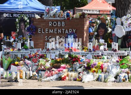 Uvalde, Stati Uniti. 29th maggio 2022. I lutto si riuniscono in un memoriale di fiori alla Robb Elementary School di Uvalde, Texas, domenica 29 maggio 2022. Un giorno di riprese di massa prima lasciò 19 bambini e due adulti morti alla scuola elementare. Foto di Jon farina/UPI Credit: UPI/Alamy Live News Foto Stock