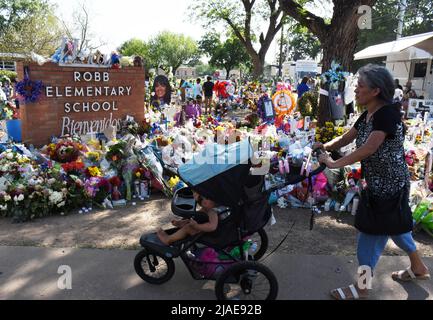 Uvalde, Stati Uniti. 29th maggio 2022. I lutto si riuniscono in un memoriale di fiori alla Robb Elementary School di Uvalde, Texas, domenica 29 maggio 2022. Un giorno di riprese di massa prima lasciò 19 bambini e due adulti morti alla scuola elementare. Foto di Jon farina/UPI Credit: UPI/Alamy Live News Foto Stock