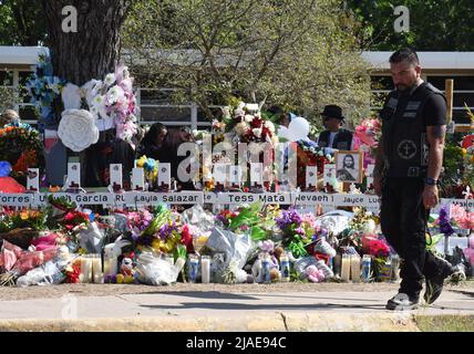 Uvalde, Stati Uniti. 29th maggio 2022. I lutto si riuniscono in un memoriale di fiori alla Robb Elementary School di Uvalde, Texas, domenica 29 maggio 2022. Un giorno di riprese di massa prima lasciò 19 bambini e due adulti morti alla scuola elementare. Foto di Jon farina/UPI Credit: UPI/Alamy Live News Foto Stock