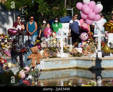 Uvalde, Stati Uniti. 30th maggio 2022. I lutto si riuniscono in un memoriale di fiori alla Robb Elementary School di Uvalde, Texas, domenica 29 maggio 2022. Un giorno di riprese di massa prima lasciò 19 bambini e due adulti morti alla scuola elementare. Foto di Jon farina/UPI Credit: UPI/Alamy Live News Foto Stock