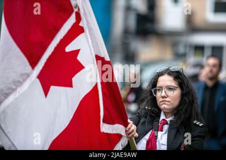 Un portatore di bandiera che porta la bandiera canadese in prima linea della processione. In cinquantaquattro anni di storia, le celebrazioni in lode di Lord San Cristo dei Miracoli, a Montreal, sono state celebrate dalla piccola comunità portoghese in modo diverso e in date diverse. Ora, a causa della riapertura, la Chiesa della Missione Santa Cruz può finalmente condurre la sua processione con fervore e religiosità. L'immagine dell'Ecco Homo ha guidato la processione a Montreal seguita da una folla di 5000 fedeli seguaci. (Foto di Giordano Brumas/SOPA Images/Sipa USA) Foto Stock