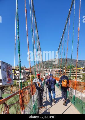 Rishikesh, Uttarakhand, India - 8 marzo 2020: Persone sul ponte lakshman jhula a Rishikesh, India Foto Stock