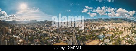 CARACAS, VENEZUELA - MAGGIO 2022 - Vista panoramica aerea del distributore la Arana, Vista panoramica dell'autostrada Francisco Fajardo a Caracas, Venezuela, Foto Stock