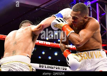 SAN PAOLO, BRASILE - Maggio 29: (L-R) Cristian Fabian “El Tuca” Rios pugna Esquiva Falcão nel loro super middleweight bout durante il Boxing for You 11 evento all'Arena de Lutas il 29 maggio 2022 a São Paulo, SP, Brasile (Foto di Leandro Bernardes/Pximages) credito: PX Images/Alamy Live News Foto Stock