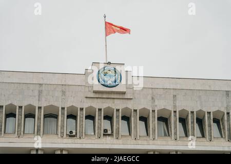 Il Parlamento della Repubblica del Kirghizistan a Bishkek , Kirghizistan - FEV, 2022 Foto Stock