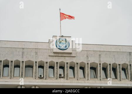 Il Parlamento della Repubblica del Kirghizistan a Bishkek , Kirghizistan - FEV, 2022 Foto Stock