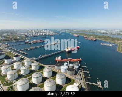 Rotterdam, 18th aprile 2022, Paesi Bassi. Prodotti petroliferi chimici navi cisterna e silos. Grande molo industriale pesante a Rotterdam. Foto Stock