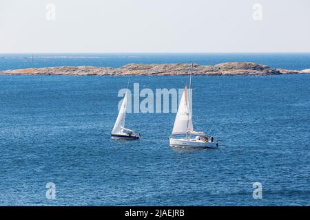 Due barche a vela sulla costa Foto Stock