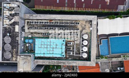 Vista aerea dall'alto industria di sottostazioni elettriche, vista dall'alto torre di alta tensione industria elettrica stazione di business, costruzione di infrastrutture Foto Stock