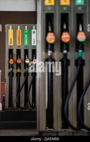 Berlino, Germania. 29th maggio 2022. Vista delle pompe di gas in una stazione di servizio. Tasse più basse sono dovute sul carburante nei mesi di giugno, luglio e agosto. Se si include l'impatto sull'IVA, l'onere fiscale per litro di benzina diminuisce di un totale di 35,2 centesimi. Per il diesel, è di 16,7 centesimi. Tuttavia, probabilmente ci vorrà del tempo prima che la riduzione delle tasse raggiunga la pompa, perché la tassa sull'energia è già maturata nelle aziende di serbatoi e nelle raffinerie. Credit: Carsten Koall/dpa/Alamy Live News Foto Stock