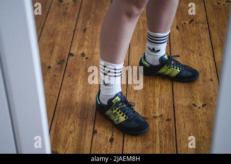 Berlino, Germania. 27th maggio 2022. I calzini del marchio adidas sono indossati nelle sneakers adidas. Calzini corti sono stati dentro per anni. Quest'anno, chiunque pensi qualcosa di se stesso indossa ancora più tessuto con i pantaloncini corti. (A dpa 'tendenze del batterista '22: Cappelli di Fisherman dentro, calzini fuori?') Credit: Kira Hofmann/dpa-Zentralbild/dpa/Alamy Live News Foto Stock