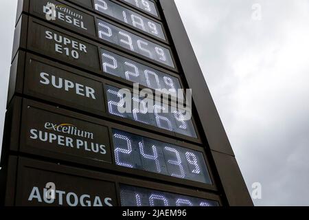 Berlino, Germania. 29th maggio 2022. I prezzi correnti del carburante vengono visualizzati sul display di una stazione di servizio. Tasse più basse sono dovute sul carburante nei mesi di giugno, luglio e agosto. Se si include l'impatto sull'IVA, l'onere fiscale per litro di benzina diminuisce di un totale di 35,2 centesimi. Per il diesel, è di 16,7 centesimi. Tuttavia, probabilmente ci vorrà del tempo prima che la riduzione delle tasse raggiunga la pompa, perché la tassa sull'energia è già maturata nelle aziende di serbatoi e nelle raffinerie. Credit: Carsten Koall/dpa/Alamy Live News Foto Stock