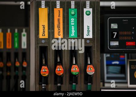 Berlino, Germania. 29th maggio 2022. Vista delle pompe di gas in una stazione di servizio. Tasse più basse sono dovute sul carburante nei mesi di giugno, luglio e agosto. Se si include l'impatto sull'IVA, l'onere fiscale per litro di benzina diminuisce di un totale di 35,2 centesimi. Per il diesel, è di 16,7 centesimi. Tuttavia, probabilmente ci vorrà del tempo prima che la riduzione delle tasse raggiunga la pompa, perché la tassa sull'energia è già maturata nelle aziende di serbatoi e nelle raffinerie. Credit: Carsten Koall/dpa/Alamy Live News Foto Stock