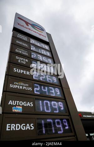 Berlino, Germania. 29th maggio 2022. I prezzi correnti del carburante vengono visualizzati sul display di una stazione di servizio. Tasse più basse sono dovute sul carburante nei mesi di giugno, luglio e agosto. Se si include l'impatto sull'IVA, l'onere fiscale per litro di benzina diminuisce di un totale di 35,2 centesimi. Per il diesel, è di 16,7 centesimi. Tuttavia, probabilmente ci vorrà del tempo prima che la riduzione delle tasse raggiunga la pompa, perché la tassa sull'energia è già maturata nelle aziende di serbatoi e nelle raffinerie. Credit: Carsten Koall/dpa/Alamy Live News Foto Stock