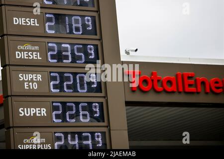 Berlino, Germania. 29th maggio 2022. I prezzi correnti del carburante vengono visualizzati sul display di una stazione di servizio. Tasse più basse sono dovute sul carburante nei mesi di giugno, luglio e agosto. Se si include l'impatto sull'IVA, l'onere fiscale per litro di benzina diminuisce di un totale di 35,2 centesimi. Per il diesel, è di 16,7 centesimi. Tuttavia, probabilmente ci vorrà del tempo prima che la riduzione delle tasse raggiunga la pompa, perché la tassa sull'energia è già maturata nelle aziende di serbatoi e nelle raffinerie. Credit: Carsten Koall/dpa/Alamy Live News Foto Stock