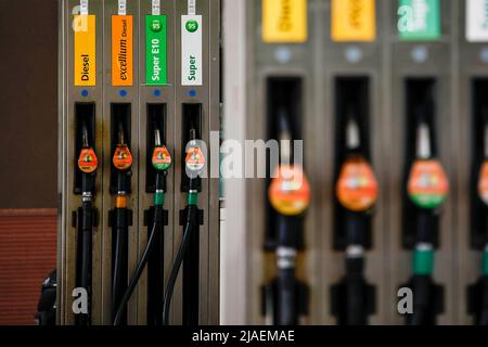 Berlino, Germania. 29th maggio 2022. Vista delle pompe di gas in una stazione di servizio. Tasse più basse sono dovute sul carburante nei mesi di giugno, luglio e agosto. Se si include l'impatto sull'IVA, l'onere fiscale per litro di benzina diminuisce di un totale di 35,2 centesimi. Per il diesel, è di 16,7 centesimi. Tuttavia, probabilmente ci vorrà del tempo prima che la riduzione delle tasse raggiunga la pompa, perché la tassa sull'energia è già maturata nelle aziende di serbatoi e nelle raffinerie. Credit: Carsten Koall/dpa/Alamy Live News Foto Stock