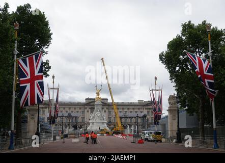 25 maggio 2022, Gran Bretagna, Londra: In occasione delle celebrazioni del Giubileo della Regina, la piazza di fronte a Buckingham Palace assomiglia a un grande cantiere. Tra le altre cose, un grande palco e molti stand spettatore sono in fase di montaggio. Per il Giubileo del platino della Regina, che segna il 70th° anniversario della sua adesione al trono, dal 2 al 5 giugno si svolgerà uno speciale fine settimana prolungato del Giubileo del platino. Centinaia di migliaia di visitatori sono attesi per partecipare alle celebrazioni centrali di Londra. (Al dpa 'la cosa principale è che la Regina è felice' - Londra si sta preparando per il ' Foto Stock