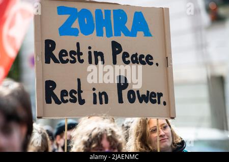 Berlino, Germania. 29th maggio 2022. In una manifestazione contro la violenza contro le donne, un partecipante tiene una targhetta che legge 'Tohra Rest in Peace. Rest in Power". La manifestazione si riferisce all'assassinio di una donna afghana da parte del marito il 29 aprile a Pankow. Credit: Christophe Gateau/dpa/Alamy Live News Foto Stock