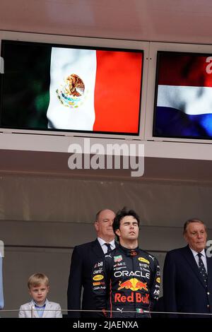 Monaco Ville, Monaco. 29th maggio 2022. Motorsport: Formula 1 World Championship, Gran Premio di Monaco, gara: Il pilota toro rosso Sergio Perez dal Messico viene superato con emozione dopo la sua vittoria mentre si alza sul podio davanti alla famiglia principesca di Monaco durante l'inno nazionale. Credit: Hasan Bratic/dpa/Alamy Live News Foto Stock