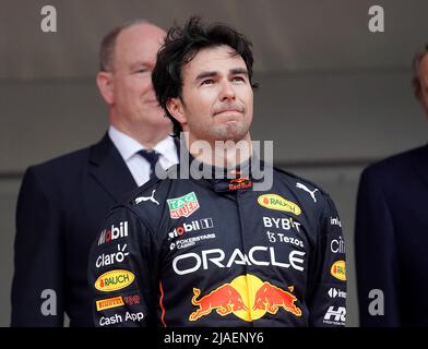 Monaco Ville, Monaco. 29th maggio 2022. Motorsport: Formula 1 World Championship, Gran Premio di Monaco, gara: Il pilota toro rosso Sergio Perez del Messico è superato con emozione dopo la sua vittoria mentre si alza sul podio davanti alla famiglia principesca di Monaco durante l'inno nazionale. Credit: Hasan Bratic/dpa/Alamy Live News Foto Stock