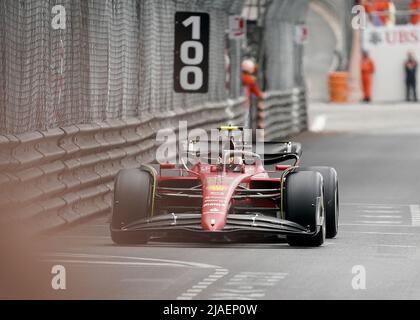 Monaco Ville, Monaco. 29th maggio 2022. Motorsport: Campionato del mondo Formula 1, Gran Premio di Monaco: Carlos Sainz dalla Spagna del team Ferrari è in pista. Credit: Hasan Bratic/dpa/Alamy Live News Foto Stock