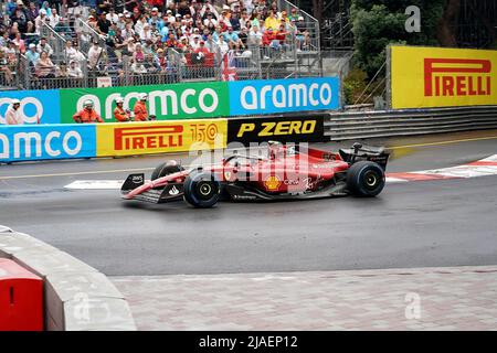 Monaco Ville, Monaco. 29th maggio 2022. Motorsport: Campionato del mondo Formula 1, Gran Premio di Monaco: Carlos Sainz dalla Spagna del team Ferrari è in pista. Credit: Hasan Bratic/dpa/Alamy Live News Foto Stock