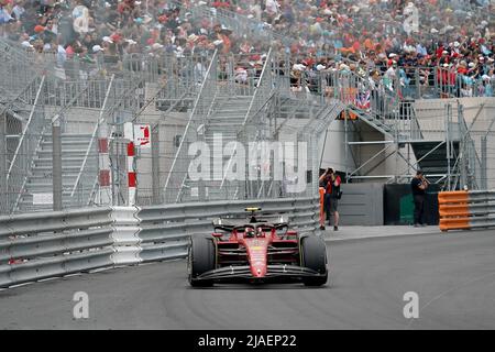 Monaco Ville, Monaco. 29th maggio 2022. Motorsport: Campionato del mondo Formula 1, Gran Premio di Monaco: Carlos Sainz dalla Spagna del team Ferrari è in pista. Credit: Hasan Bratic/dpa/Alamy Live News Foto Stock