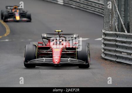 Monaco Ville, Monaco. 29th maggio 2022. Motorsport: Campionato del mondo Formula 1, Gran Premio di Monaco: Carlos Sainz dalla Spagna del team Ferrari è in pista. Credit: Hasan Bratic/dpa/Alamy Live News Foto Stock