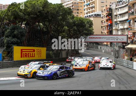 Inizio, #10 Jukka Honkavuori (fin, FACH AUTO TECH), #28 Lucas Groeneveld (NL, GP Elite), Porsche Mobil 1 Supercup al Circuit de Monaco il 29 maggio 2022 a Monte-Carlo, Monaco. (Foto PER ALTO DUE) Foto Stock