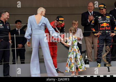 29 maggio 2022, circuito di Monaco, Monte Carlo, FORMULA 1 GRAN PREMIO DI MONACO 2022 , nella foto Charlene Lynette Grimaldi, Principessa di Monaco, figlia Gabriella di Monaco, Carlos Sainz Jr. (ESP), Scuderia Ferrari Foto Stock