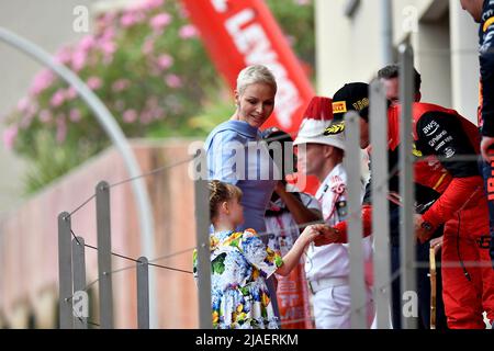 29 maggio 2022, circuito di Monaco, Monte Carlo, FORMULA 1 GRAN PREMIO DI MONACO 2022, nella foto Charlene Lynette Grimaldi, Principessa di Monaco, figlia Gabriella di Monaco, Carlos Sainz Jr. (ESP), Scuderia Ferrari Foto Stock