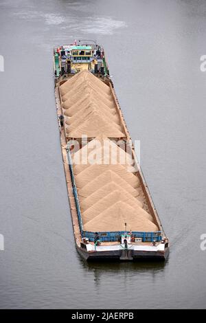 nave che trasporta la sabbia di ghiaia su un fiume Foto Stock