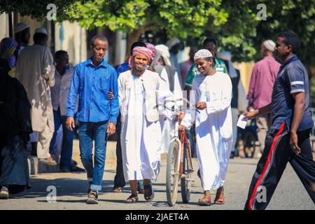 Gente Eritrea locale che cammina vicino al mercato di Keren di frutta e verdura Foto Stock