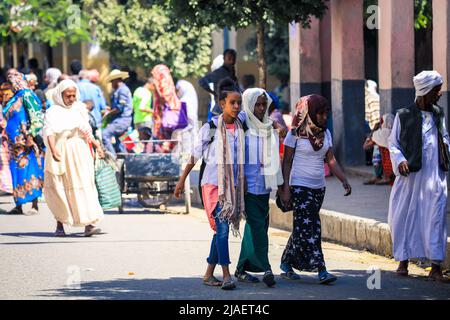 Gente Eritrea locale che cammina vicino al mercato di Keren di frutta e verdura Foto Stock