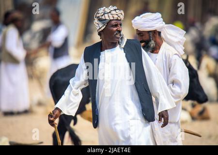 Gente Eritrea locale che cammina vicino al mercato di Keren di frutta e verdura Foto Stock