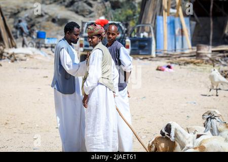 Gente Eritrea locale che cammina vicino al mercato di Keren di frutta e verdura Foto Stock