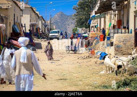 Gente Eritrea locale che cammina vicino al mercato di Keren di frutta e verdura Foto Stock