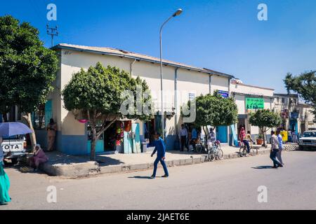 Gente Eritrea locale che cammina vicino al mercato di Keren di frutta e verdura Foto Stock