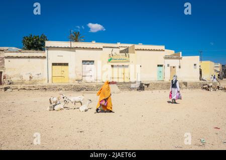 Gente Eritrea locale che cammina vicino al mercato di Keren di frutta e verdura Foto Stock