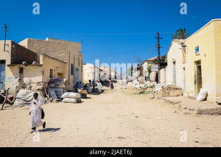 Gente Eritrea locale che cammina vicino al mercato di Keren di frutta e verdura Foto Stock