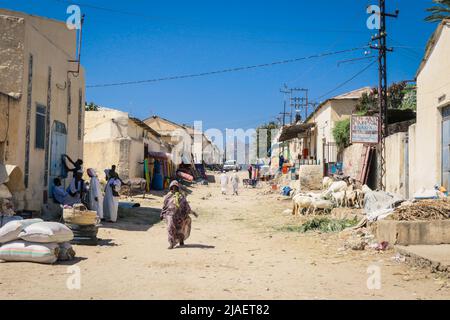 Gente Eritrea locale che cammina vicino al mercato di Keren di frutta e verdura Foto Stock