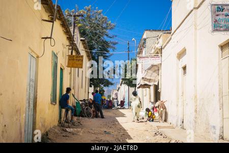 Gente Eritrea locale che cammina vicino al mercato di Keren di frutta e verdura Foto Stock