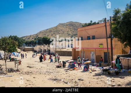 Gente Eritrea locale che cammina vicino al mercato di Keren di frutta e verdura Foto Stock