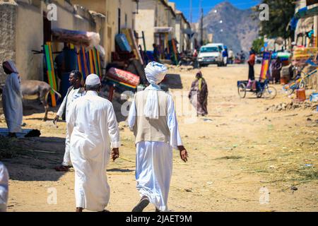 Gente Eritrea locale che cammina vicino al mercato di Keren di frutta e verdura Foto Stock