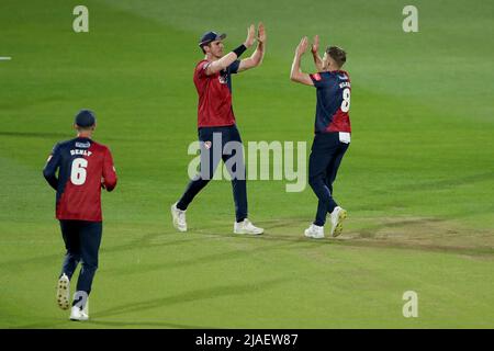 Matt Milnes of Kent festeggia con i suoi compagni di squadra dopo aver preso il cazzo di Matt Critchley durante Kent Spitfire vs Essex Eagles, Vitality Blast T20 Foto Stock